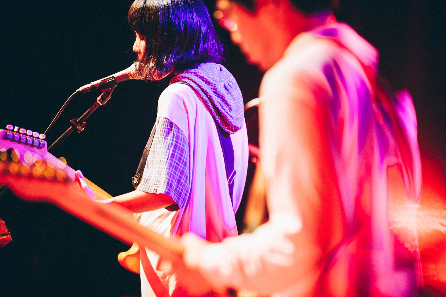 朝日（G）越しのもっさ（Vo, G）。（Photo by Kana Tarumi）