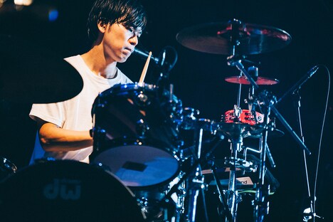 カズマ・タケイ（Dr）（Photo by Kana Tarumi）