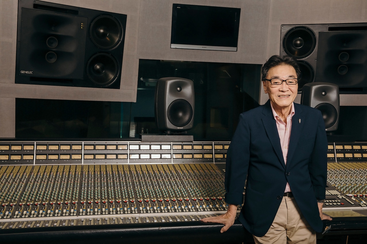 内沼映二。コンソール卓の上に設置されているのがGENELEC 8050。