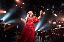 8人編成のバンドを従えて歌う脇田もなり。