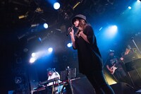 「ハイウェイ」でベース演奏を披露する新井俊也（右奥）。