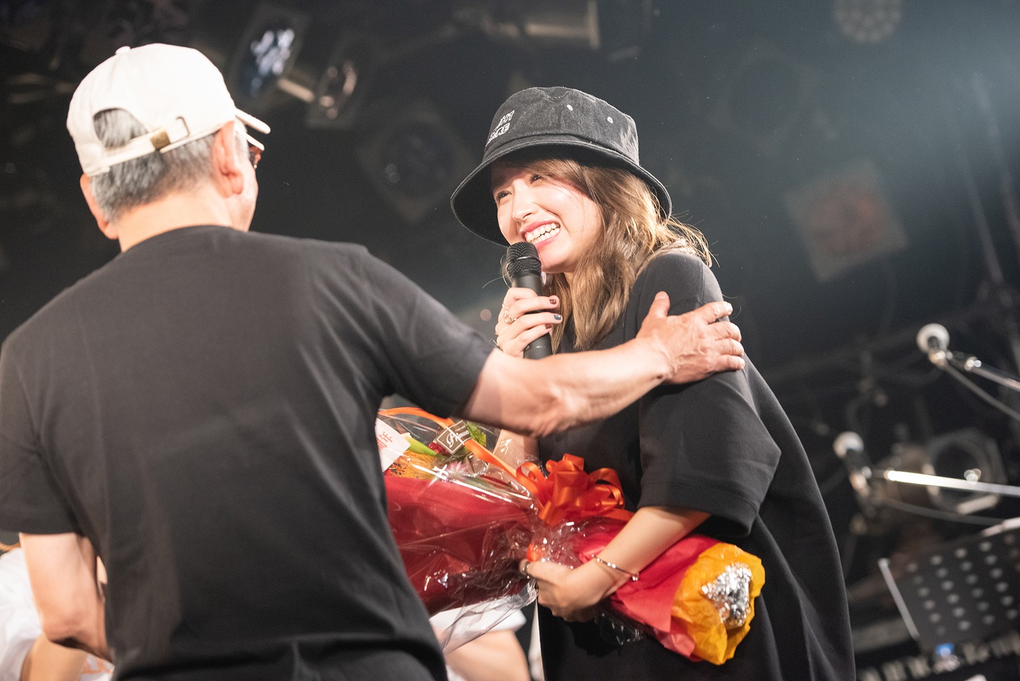 VIVID SOUND社長からお祝いの花束を受け取った脇田もなり。