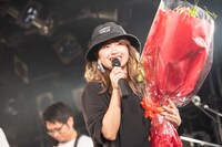 VIVID SOUND社長からお祝いの花束を受け取った脇田もなり。