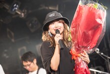 VIVID SOUND社長からお祝いの花束を受け取った脇田もなり。