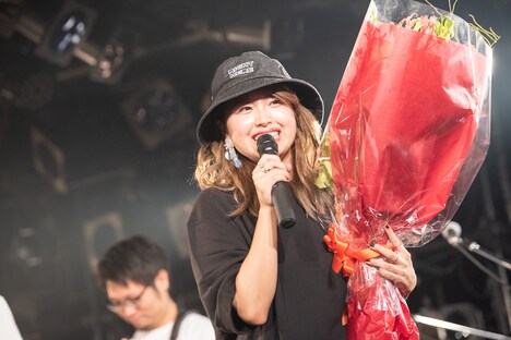 VIVID SOUND社長からお祝いの花束を受け取った脇田もなり。