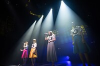 「無言のファルセット」を歌う中島愛とNegicco。