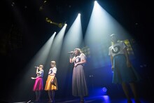 「無言のファルセット」を歌う中島愛とNegicco。