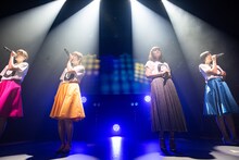 「無言のファルセット」を歌う中島愛とNegicco。