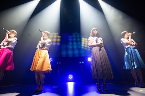 「無言のファルセット」を歌う中島愛とNegicco。