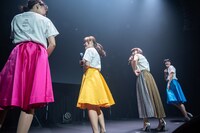 背中に名前が入った特注Tシャツをアピールする中島愛とNegicco。