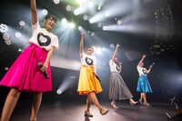 「圧倒的なスタイル」を歌う中島愛とNegicco。