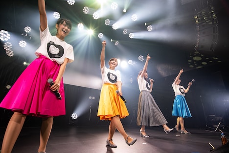 「圧倒的なスタイル」を歌う中島愛とNegicco。