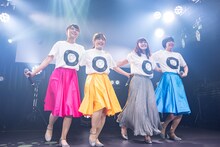 肩を組んでラインダンスする中島愛とNegicco。