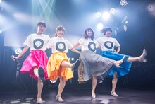 肩を組んでラインダンスする中島愛（右から2番目）とNegicco。