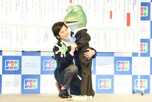 カエルくんとハグする二宮和也（嵐）。
