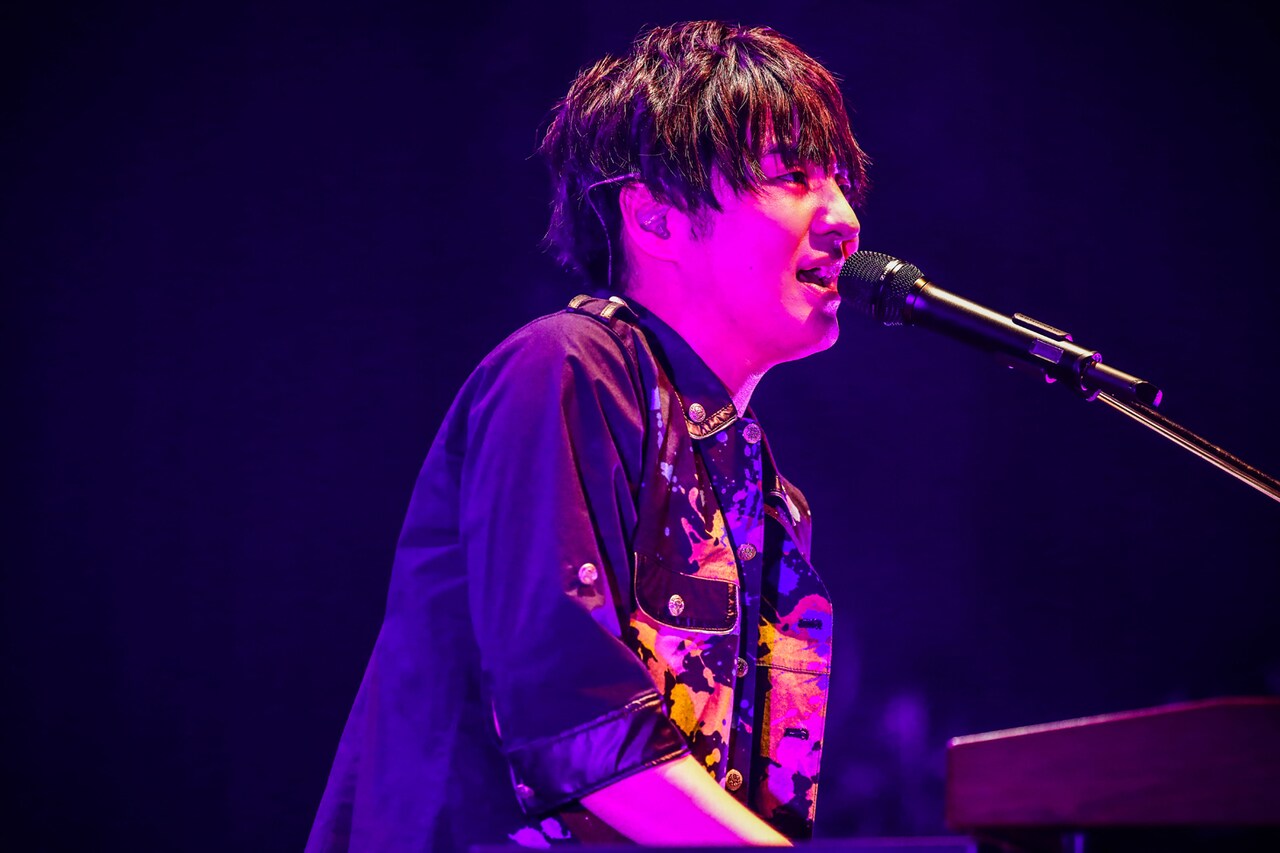 Official髭男dism、充実のセットリストでファン1000人魅せた「LIVE