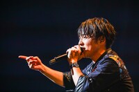 藤原聡（Vo, Piano）（撮影：渡邉一生）