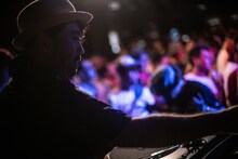 開演前のフロアをDJで盛り上げる新井俊也。