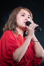 目に涙を浮かべる脇田もなり。