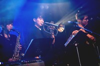 ホーン隊の3人。左から岡勇希（A.Sax）、山田丈造（Tp）、曽我部泰紀（T.Sax, Flute）。