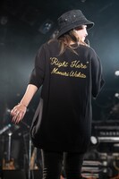 ライブグッズをまとってアンコールのステージに上がる脇田もなり。