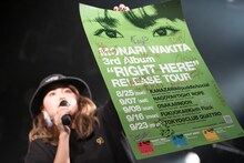 終演後、来場者1名にプレゼントされた脇田もなり直筆サイン入りツアーポスター。