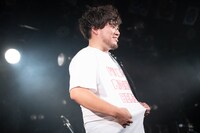 ツアーTシャツで登場したバンマス・ラブアンリミテッドしまだん（G）。