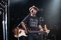 ベースを手に登場した新井俊也。