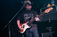 ベースを演奏する新井俊也。