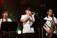 ホーン隊の3人。左から岡勇希（A.Sax）、山田丈造（Tp）、曽我部泰紀（T.Sax, Flute）。