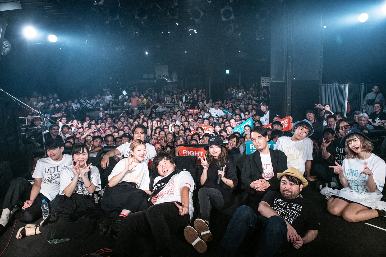 終演後に観客と記念撮影する脇田もなりと出演者たち。