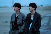 映画「窮鼠はチーズの夢を見る」より、大倉忠義（関ジャニ∞）と成田凌。 (c)水城せとな・小学館/映画「窮鼠はチーズの夢を見る」製作委員会