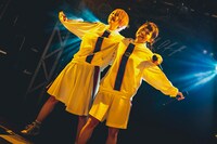 左からmomo、shino。（写真提供：エイジアプロモーション）