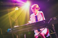 shino（写真提供：エイジアプロモーション）