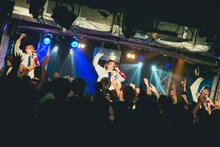 Malcolm Mask McLaren「Idiot’s FREE LIVE」の様子。（写真提供：エイジアプロモーション）