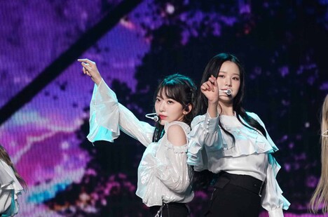 宮脇咲良とチャン・ウォニョン。 (c)OFF THE RECORD