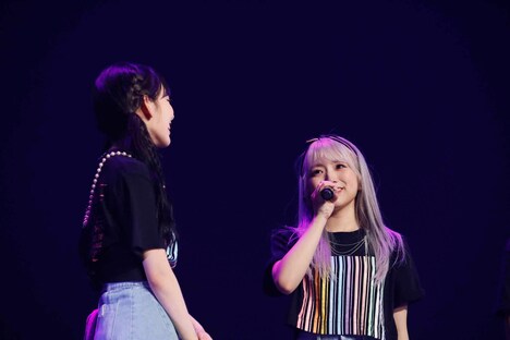 宮脇咲良と矢吹奈子。 (c)OFF THE RECORD