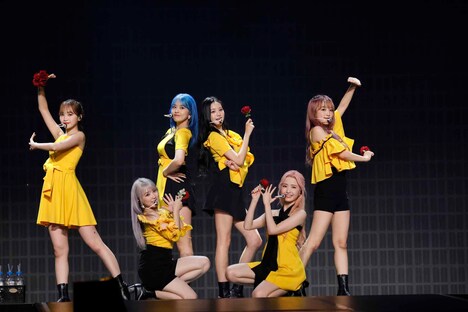 「So Curious」のパフォーマンスの様子。 (c)OFF THE RECORD