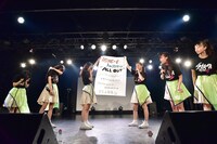 初のホールワンマン開催決定の発表に歓喜する桜エビ～ず。