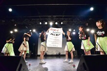 初のホールワンマン開催決定の発表に歓喜する桜エビ～ず。