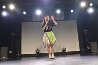 退場前にファンと一緒に「ばいびろーん！」と叫ぶ芹澤もあ。