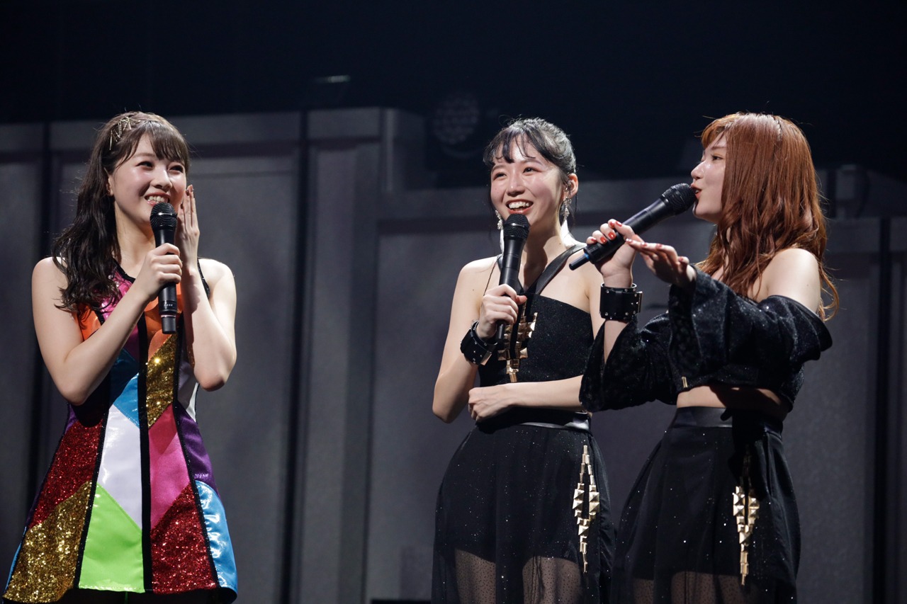左から中西香菜、勝田里奈、竹内朱莉。（写真提供：アップフロントグループ）