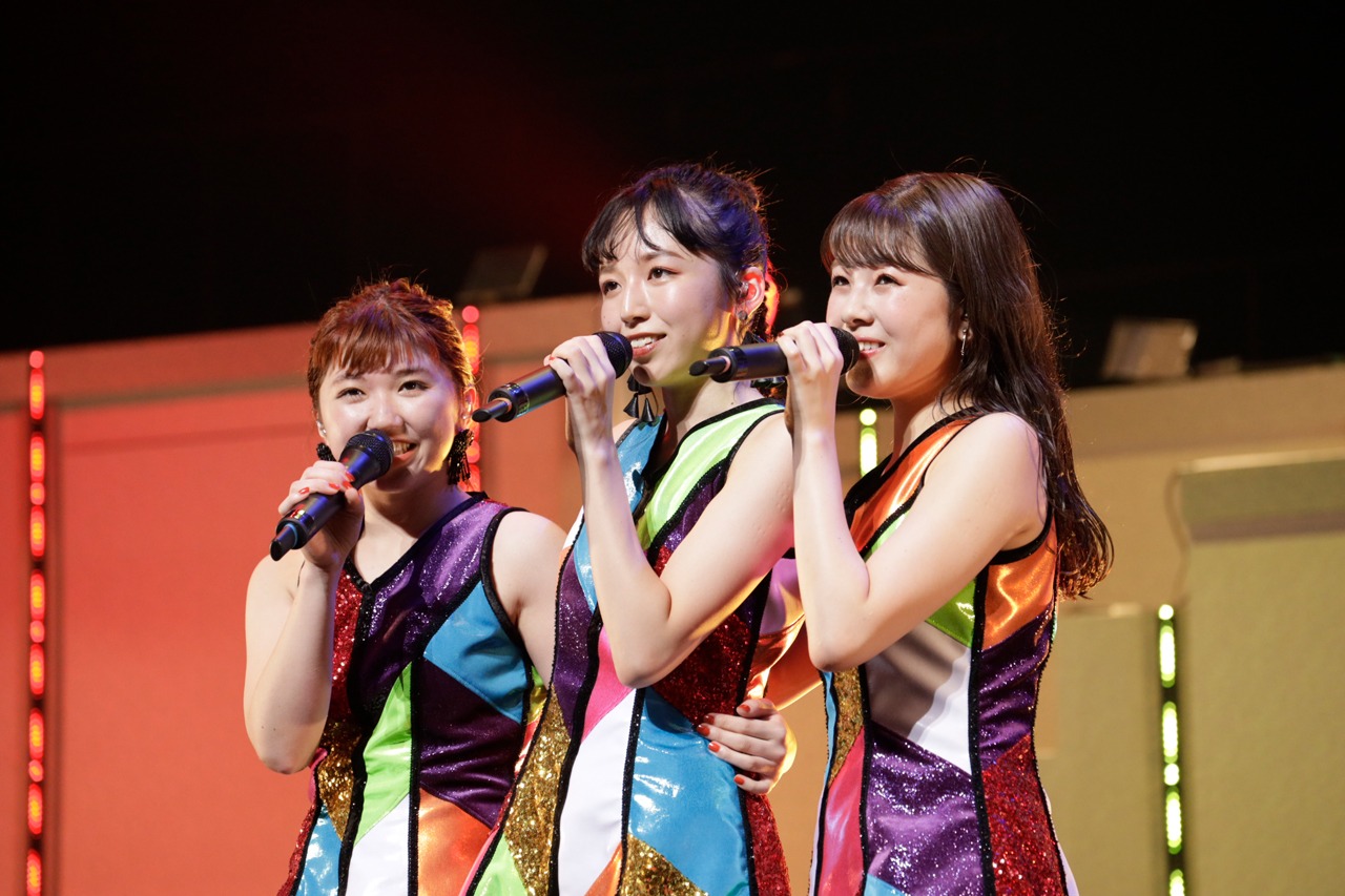 左から竹内朱莉、勝田里奈、中西香菜。（写真提供：アップフロントグループ）