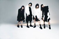 CARRY LOOSE。左から2番目がウルウ・ル。