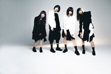 CARRY LOOSE。左から2番目がウルウ・ル。