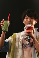 ライブ中にタピる高田彪我。（撮影：鈴木友莉）