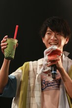 ライブ中にタピる高田彪我。（撮影：鈴木友莉）