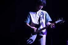 父親から借りたリッケンバッカーをかき鳴らす田中雅功。（撮影：鈴木友莉）