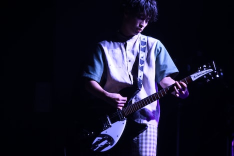 父親から借りたリッケンバッカーをかき鳴らす田中雅功。（撮影：鈴木友莉）