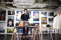 取材前、「楽しい1日にしましょう！」と挨拶するカイ（超特急）。